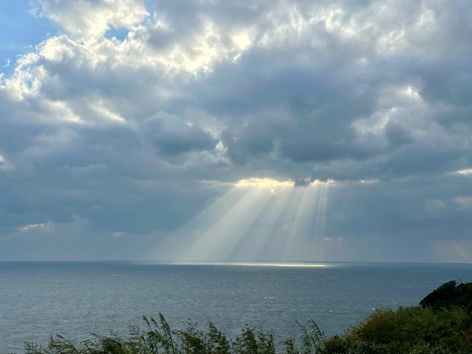 雲の切れ間から光が差す海