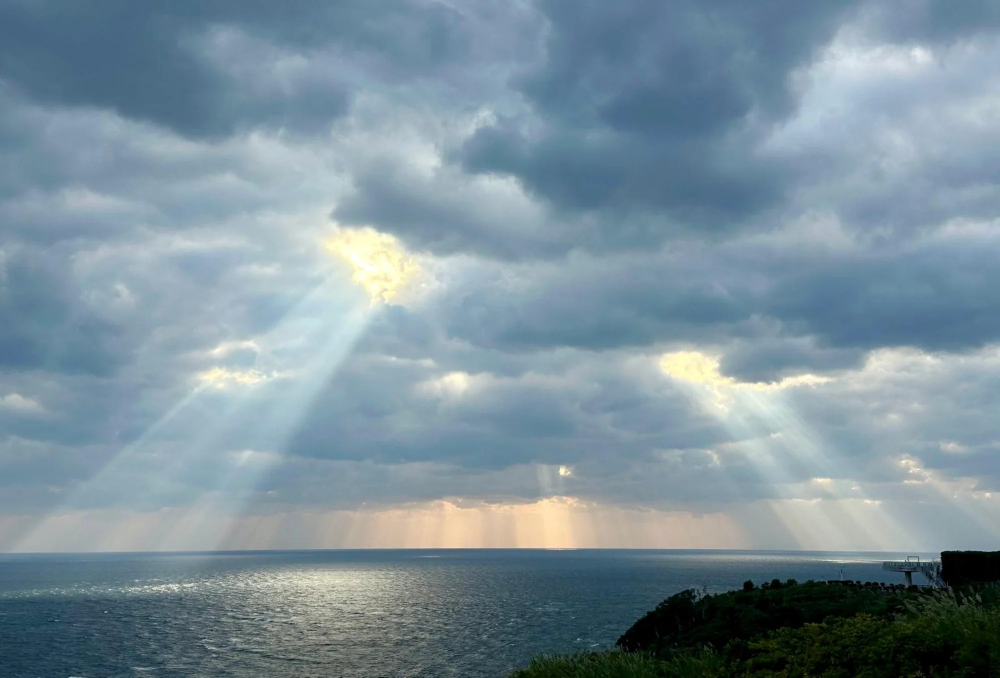 雲の切れ間から海面に差す光